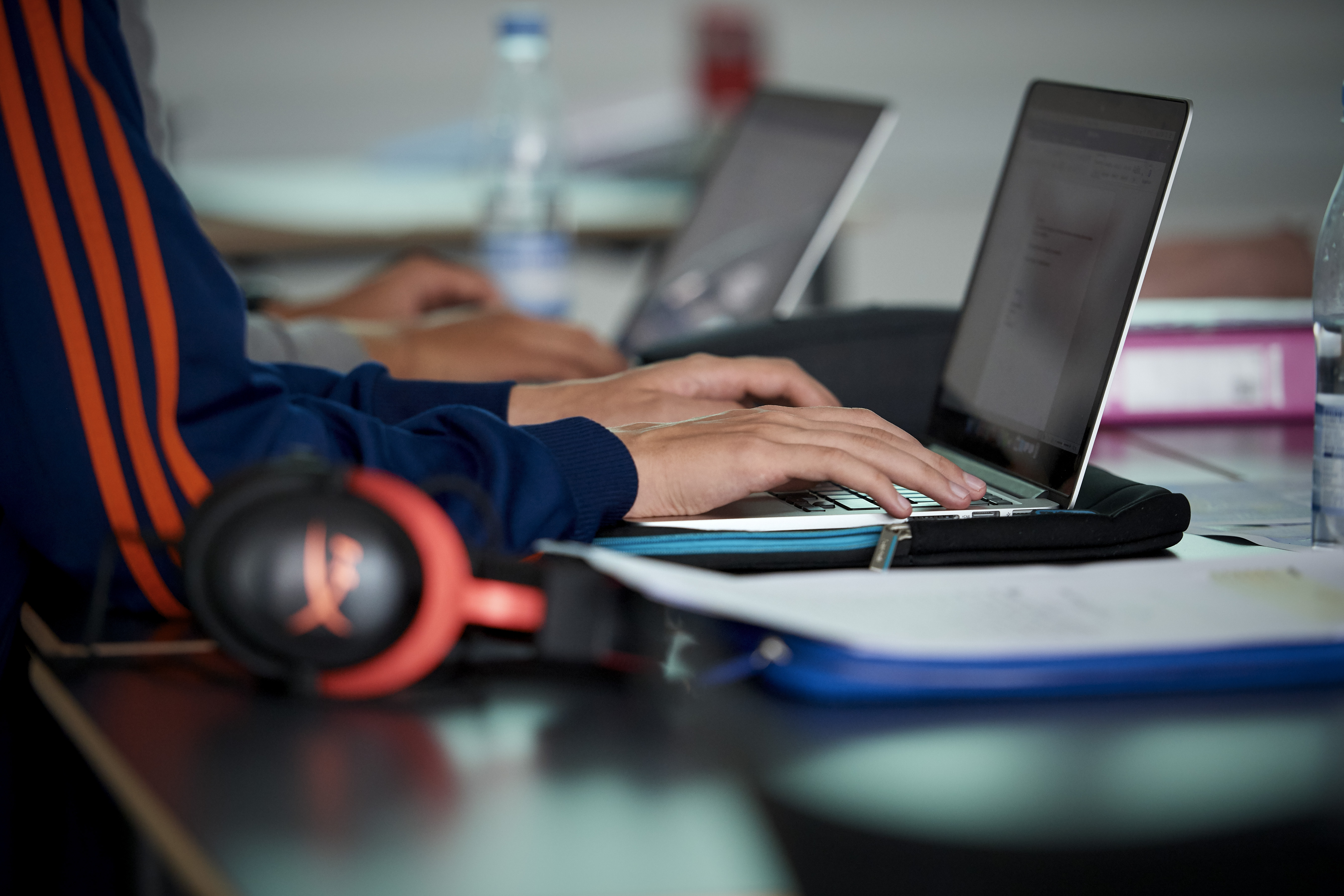 En elev på skolen skriver på sin computer