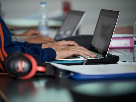En elev på skolen skriver på sin computer