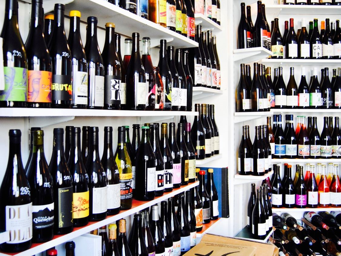Flasker med naturvin i en butik.